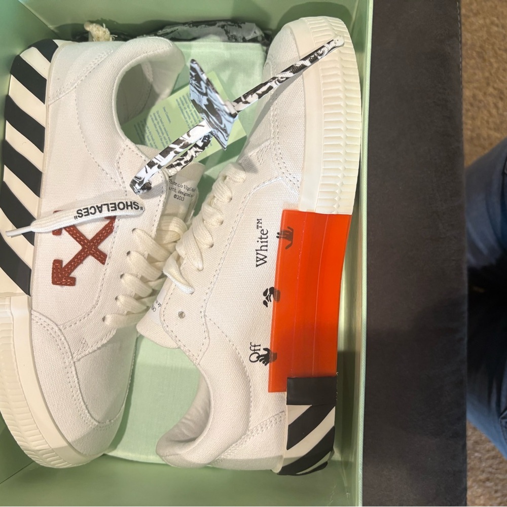 Brand new off white Vulc low sneaker. Size 7